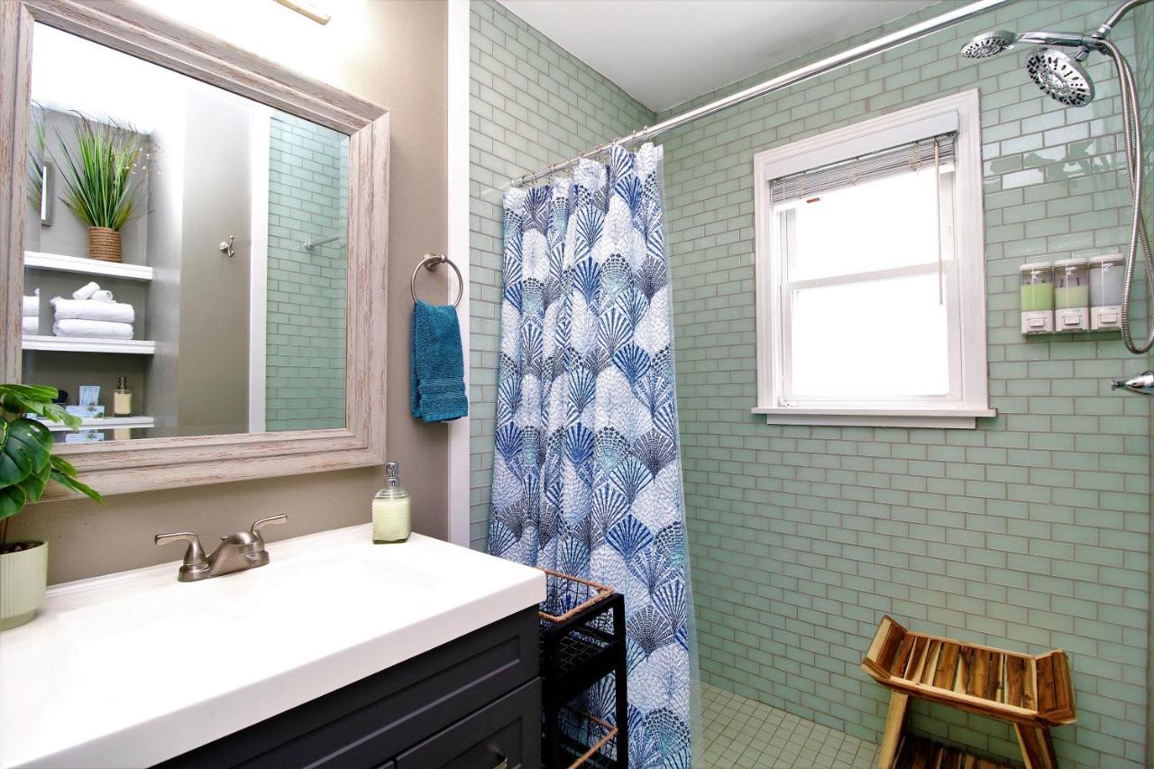 Beachy Bungalow For Family Fun! Walk To Beach! Pensacola Exterior photo